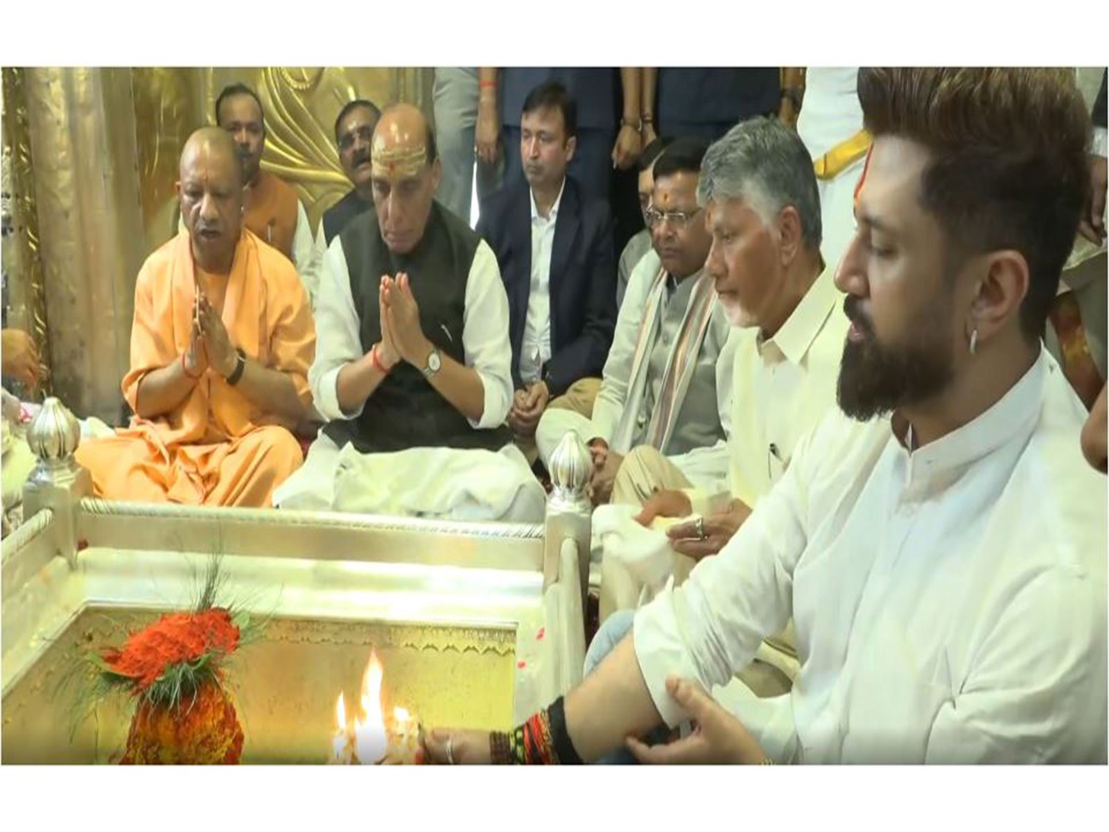 Chandrababu Naidu Offers Prayers at Kashi Vishwanath Temple, Hails PM Modi’s Leadership