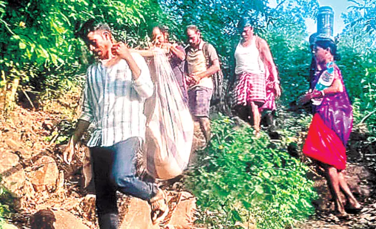 Andhra Pradesh Tribal Roads Crisis: Sick Woman Carried 7 KM in a Doli for Medical Treatment