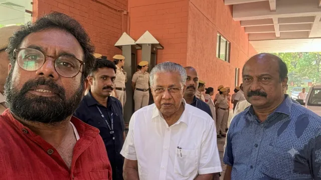 Keralam CM condemns detention of Pinarayi Vijayan in Delhi